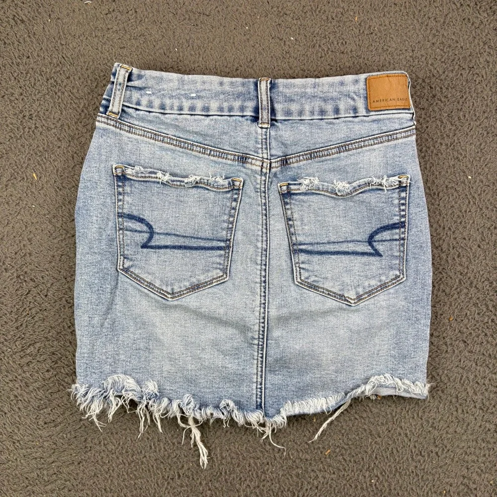 American Eagle Curvy Hi-Rise Mini Denim‎ Skirt Light Wash Distressed Size 4